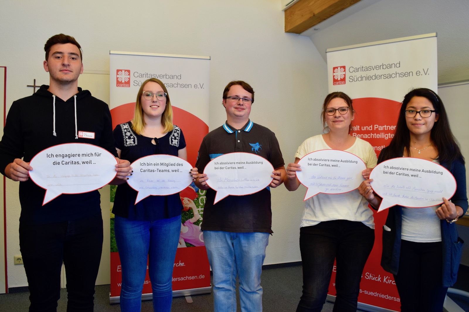 Haben zum 1. August mit 23 anderen als Auszubildende, Jahrespraktikanten oder Freiwillige bei der Caritas begonnen (v.l.): Simon Wüstefeld, Luisa Kopp, Daniel Christian Viebrans, Rabea Burchard und Aarati Shrestha. Foto: Caritas 