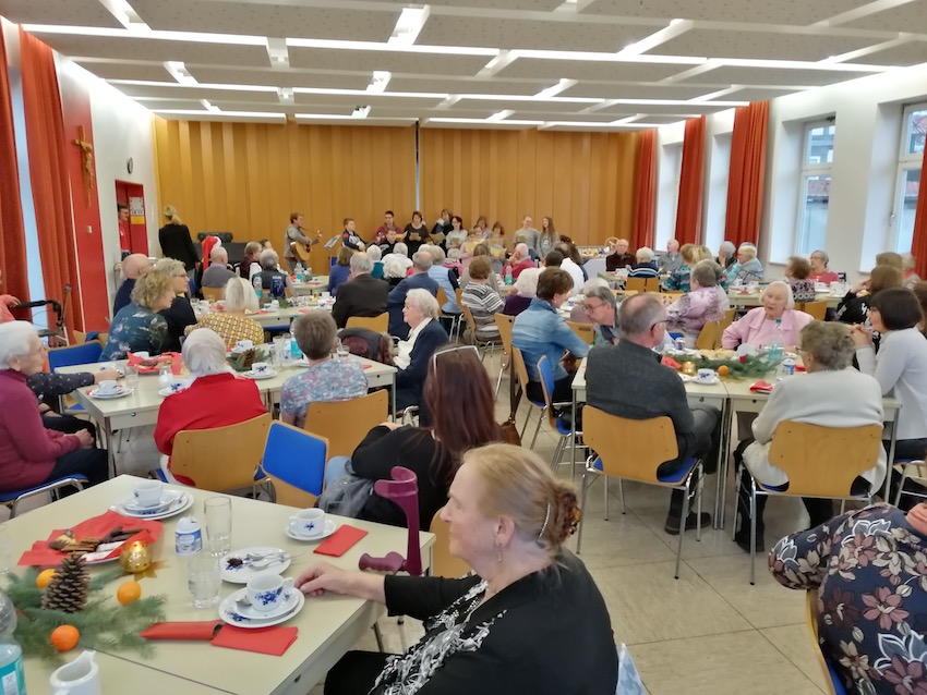 Chor der Pfarrgemeinde St. Cyriakus erfreut die Gäste der Adventsfeier. Foto: Caritas