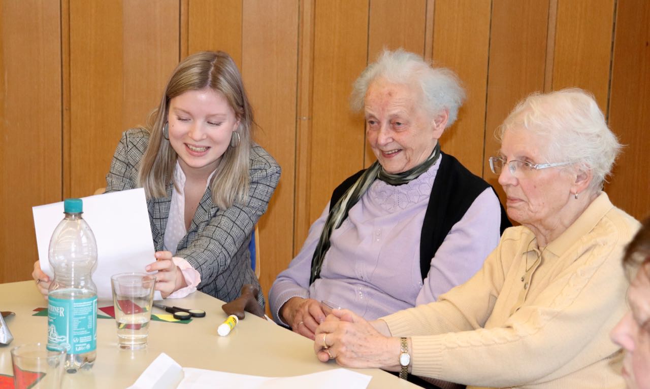 Fachoberschülerin Nina Peine mit Tagesgästen beim Weihnachtsquiz. | Foto: Caritas