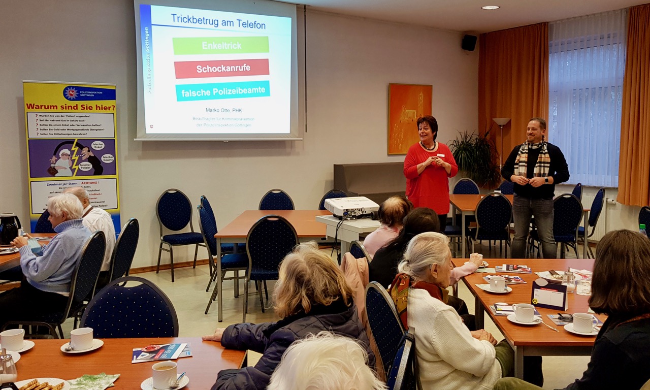 Christiane Koch begrüßt Polizeihauptkommissar Marko Otte im Pfarrheim Maria Frieden. | Foto: Caritas