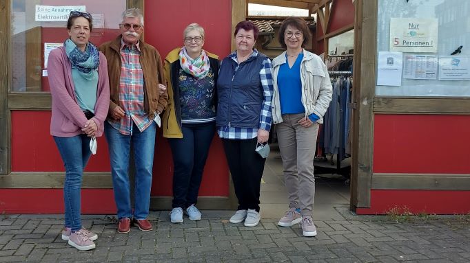 Freuen sich auf tatkräftige Hilfe im Caritex-Laden (v.l.): Nicole Richly-Stein, Hans Peter Traupe, Martina Dörge, Maria Schön und Mathilde Henke. | Foto: Lisa Severitt / Caritas
