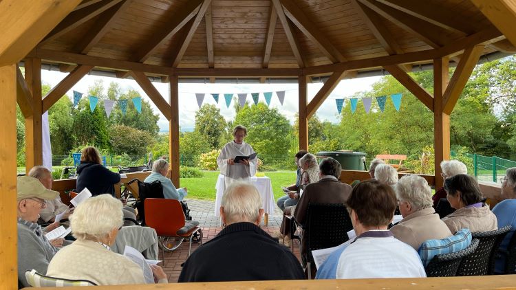 Wortgottesdienst im neuen Pavillon mit Helga Gödeke von der katholischen Kirchengemeinde St. Laurentius | Foto: Melanie Petroschka