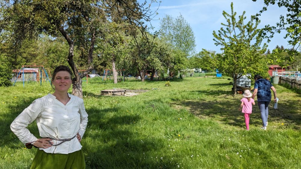 Caritas-Mitarbeiterin Doreen Grüttner-Bornemann freut sich auf neue Teilnehmende im Internationalen Garten Duderstadt. | Foto: Caritas