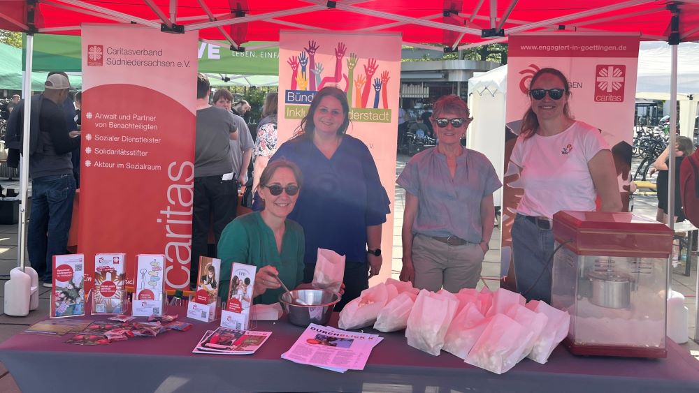 Rund um den Caritasstand verbreitete sich Popcorn-Duft: Caritas-Mitarbeiterin Maria Weiss füllt die frisch gepoppten Maiskörner in Tüten, mit dabei (von links): Kerstin Falkuß, Dagmar Wüstefeld und Nadine Rodens. | Foto: Caritas