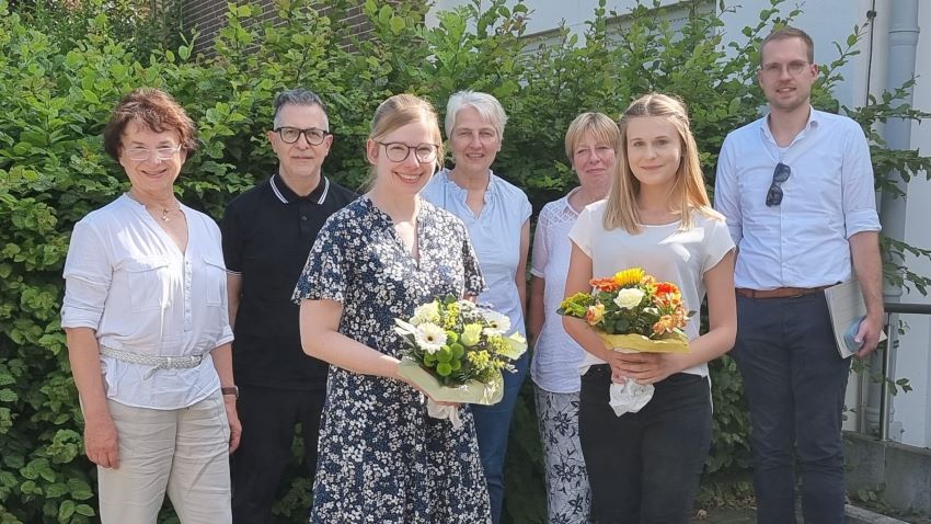 Abschied und Neuanfang für das Familienzentrum mobil Northeim (v.l.): Mathilde Henke (Caritas), Jugendpfleger Stefano Turano (Bodenfelde), Janina Wilharm (Caritas), Dörte Rojahn (Landkreis Northeim), Heike Packeiser-Müller (Kalefeld), Nadine Dirks (Caritas) und&nbsp;Bürgermeister Sven Wolter (Dassel). | Foto: Projektausschuss