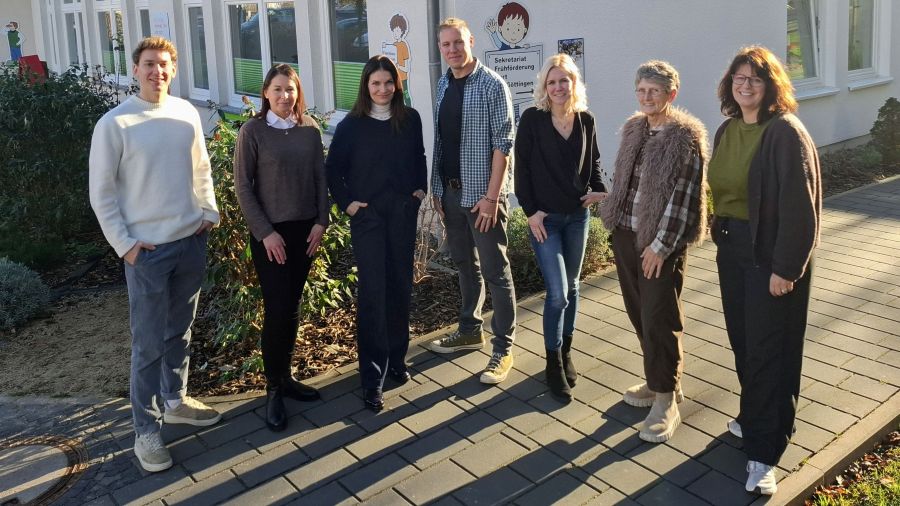 Das Foto zeigt das Campus-Team vor dem Gebäude.