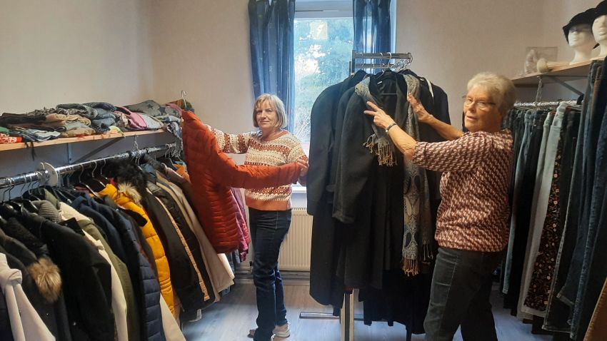 Ingrid Kubitz (l.) und Angelika Weber engagieren sich ehrenamtlich im FAIRKAUF-Laden der Caritas in Duderstadt. | Foto: Caritas