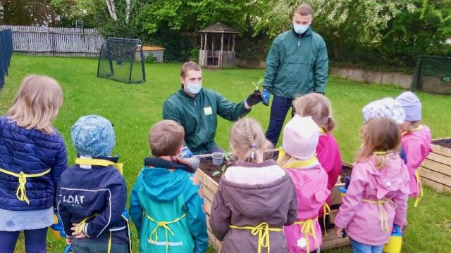Kinder der KiTa für Alle im Inklusiven Campus Duderstadt lernen, wie Gemüse angebaut wird.
