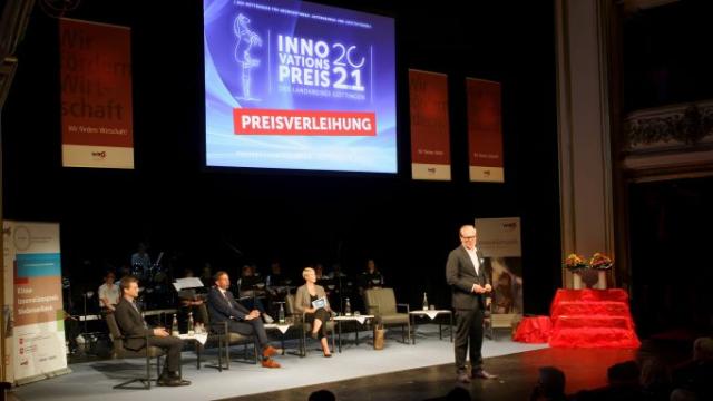 Zum Abschluss der Preisverleihung spricht Landrat Bernhard Reuter. | Foto: TrapezFilm – Stephan Beuermann