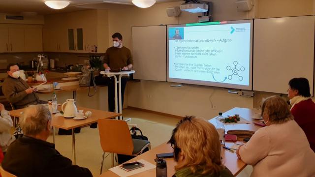 Senior*innen sollen fit werden für die digitale Welt: Fortbildung im LWH. | Foto: Wilhelmi / KEB