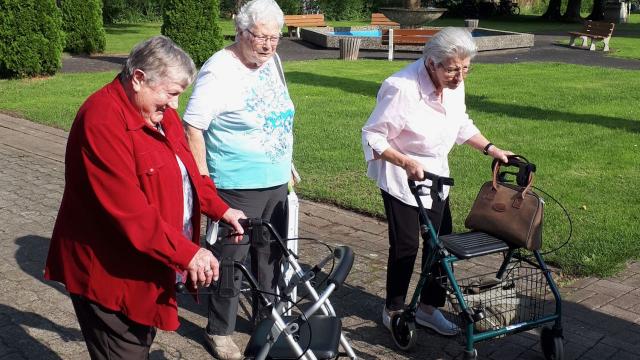 Gäste der Caritas-Tagespflege auf der Wallfahrtswiese. | Foto: Caritas Südniedersachsen