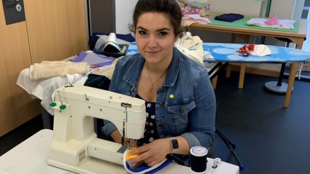 Ran an die Maschine: Madlin Dettenbach vom Familienzentrum Duderstadt beim Wimpelnähen. | Foto: Caritas