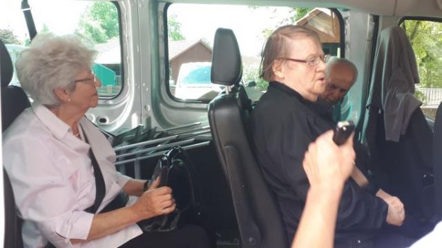 Mit einem Bus der Caritas-Tagespflege ging es nach der Wallfahrt bequem zurück nach Hause. | Foto: Stefanie Jünemann