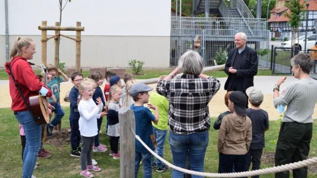 Musikalischer Empfang der Gruppe Ameisenhügel für Weihbischof Dr. Nikolaus Schwerdtfeger im Inklusiven Campus Duderstadt. | Foto: Johannes Broermann / cps