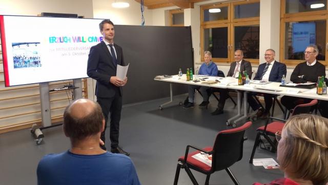 Kreisrat Conrad Finger spricht sein Grußwort. | Foto: Johannes Broermann / cps