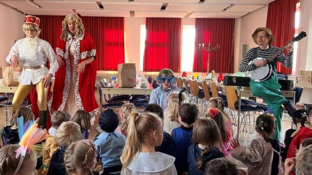 Das Caritas-Prinzenpaar besucht den MitMachChor im Pfarrheim St. Cyriakus. | Foto: Caritas