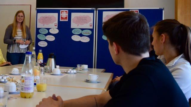 Gesprächsthemen für das Azubi-Frühstück wurden auf Stellenwänden gesammelt. | Foto: Broermann / cps