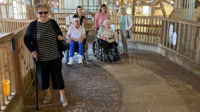 Gäste der Tagespflege besuchen Gut Herbigshagen