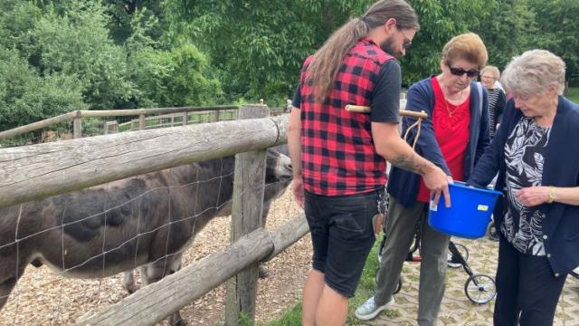 Gäste der Tagespflege besuchen Gut Herbigshagen