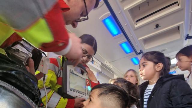 Ein Rettungswagen hat faszinierende Technik an Board. | Foto: Caritas