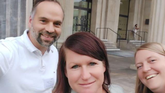 Kathleen Wortmann (Mitte) mit Vera Rodenstock und Stephan Remin vor dem Landtag in Hannover. | Foto: Wortmann / Caritas 