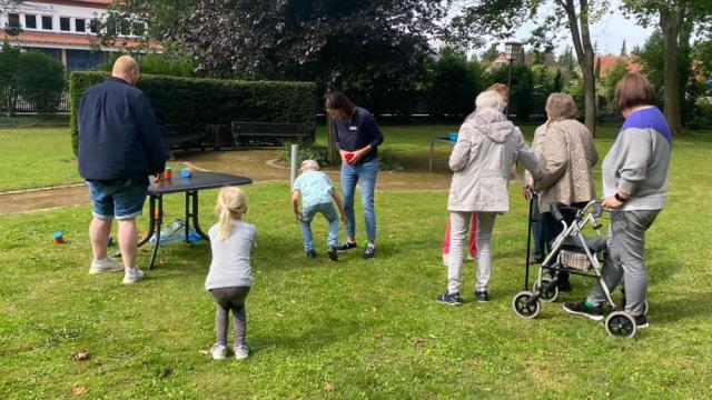 Jung und Alt hatten gemeinsam viel Spaß an Spielstationen. | Foto: Caritas