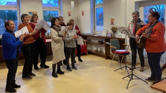 Der Singkreis der St. Cyriakus-Gemeinde unter Leitung von Verena Nöhren (mit Gitarre) brachte weihnachtliche Vorfreude in die Tagespflege Duderstadt. | Foto: Caritas