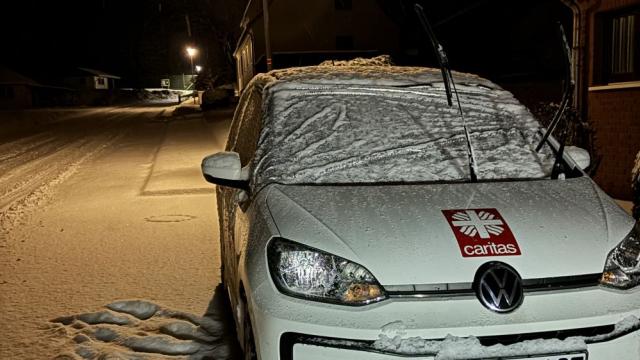 Morgens heißt es zuerst, den Caritas-Pflegeflitzer fit zu machen.