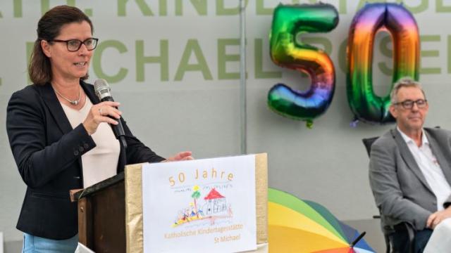 Maria Karaus überbringt die Glückwünsche der Stadt Göttingen. | Foto: Niklas Richter / cps