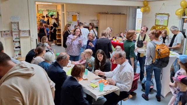 Schubkarrenrennen, Dosenwerfen sowie "Kaffee und Kuchen" gehörten zum Festprogramm. | Foto: Johannes Broermann / cps
