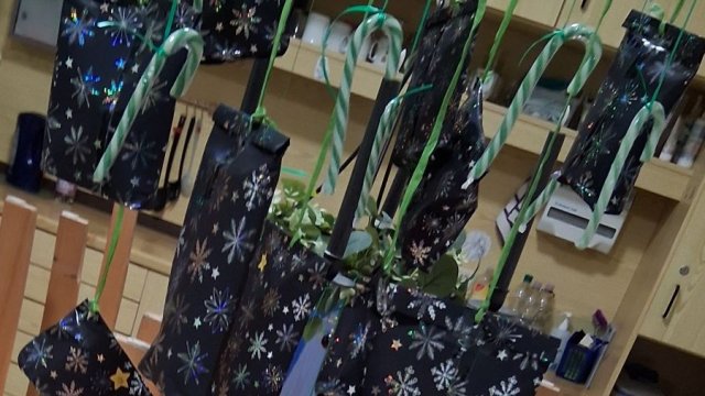 Das Foto zeigt eingepackte Geschenke, die von der Decke hängen.