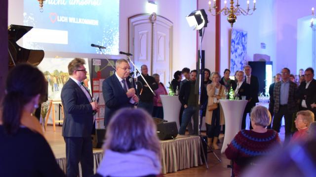 Bürgermeister Thorsten Feike (l.) und Caritas-Vorstandssprecher Ralf Regenhardt begrüßen die Gäste.